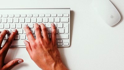 Mains sur clavier